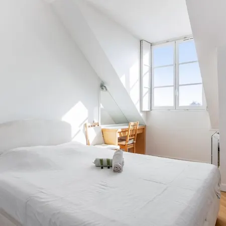 Charming Flat Near The Chateau De - Welkeys *
